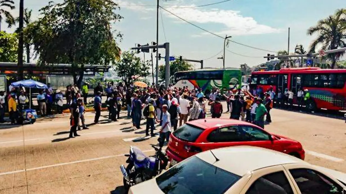 Acapulco - Bloqueo de cetegistas en la costear